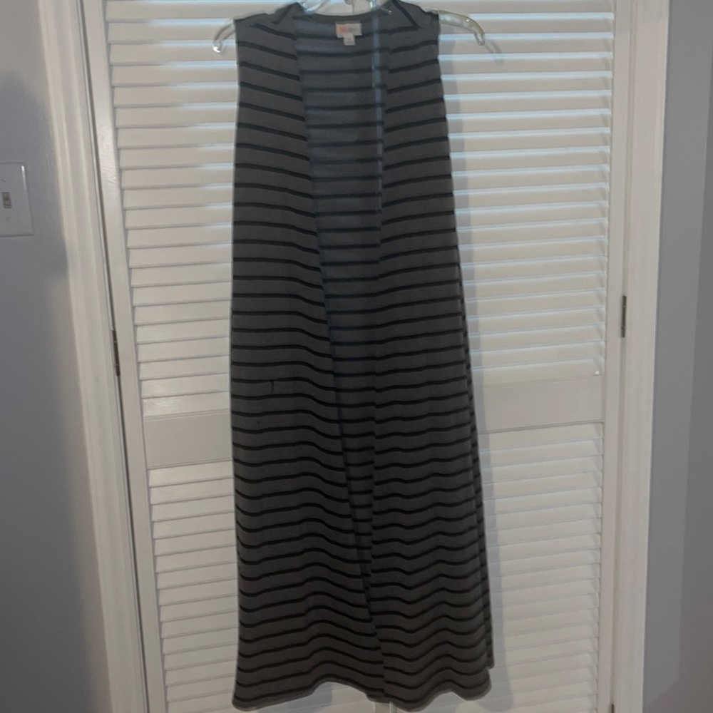 Lu la row size L gray and black long sleeveless cardigan